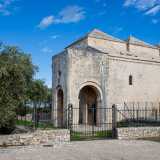 ...si erge una recinzione in ferro che racchiude la nostra chiesa